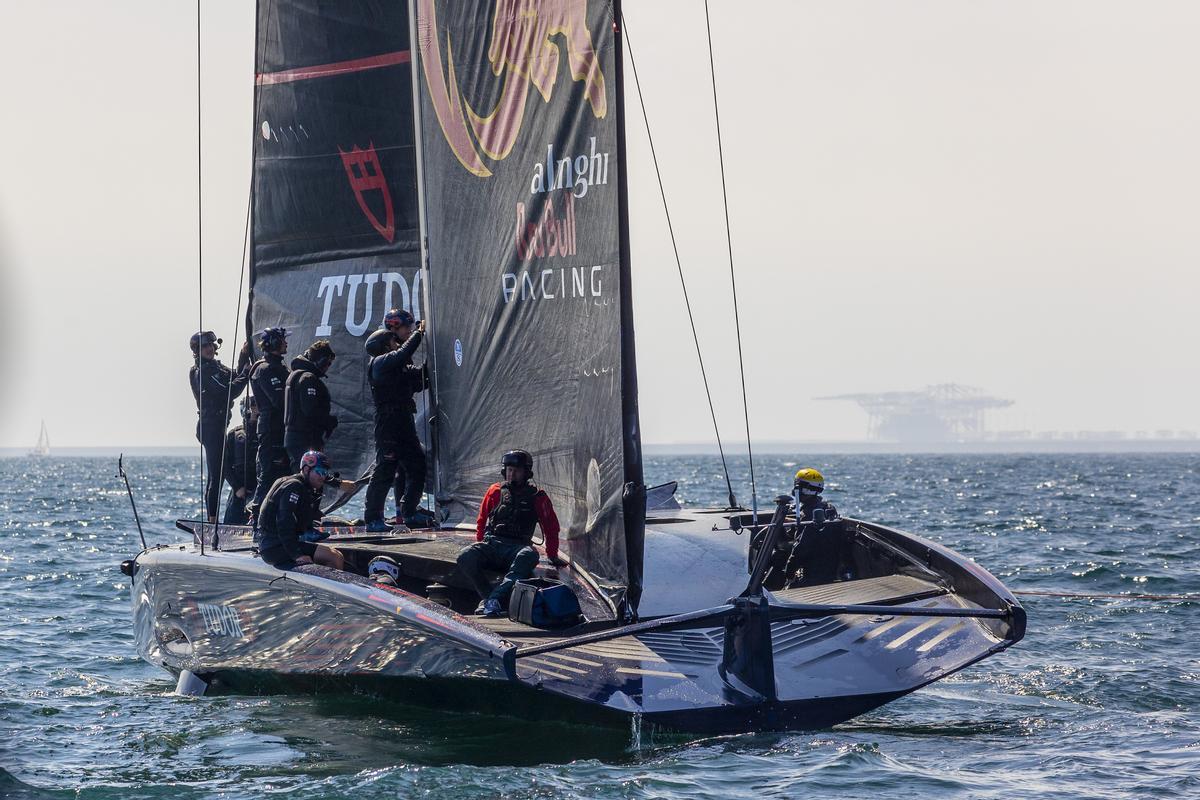 El Alinghi Red Bull Racing de la Copa América entrena en Barcelona