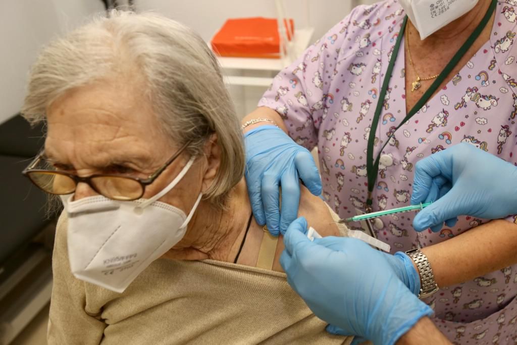 Vacunación de mayores de 80 años en el centro de salud de Plaza América