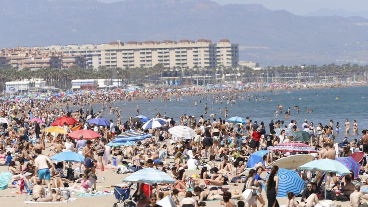 Una playa abarrotada.