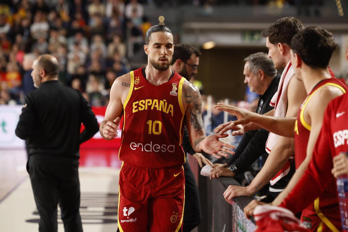 Francis Alonso saluda a los compañeros al retirarse al banquillo.