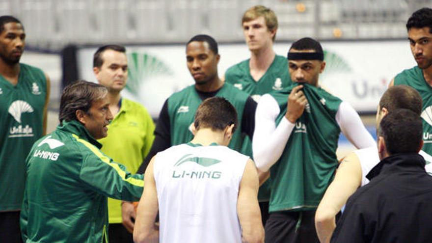 Todo el equipo rodea a Casimiro en su primera charla como entrenador del Unicaja.