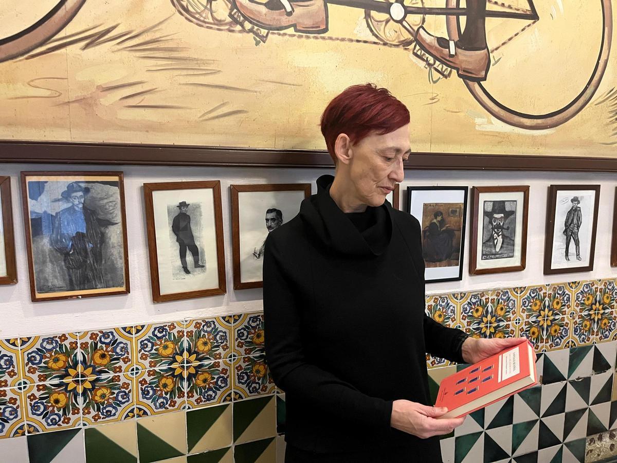 Margarida Casacuberta, professora, crítica literària i experta en Santiago Rusiñol, mostra un exemplar de la nova edició del clàssic modernista 'L'auca del senyor Esteve'
