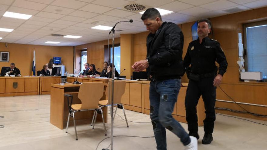 El condenado, conducido fuera de la sala a los calabozos, en la última sesión de la vista oral.