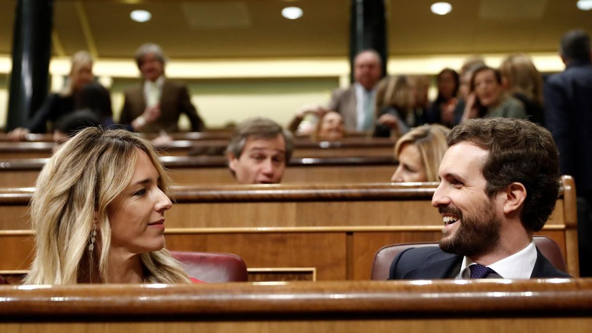 El líder del PP, Pablo Casado, y la portavoz parlamentaria del partido, Cayetana Álvarez de Toledo, durante la sesión de control al Gobierno