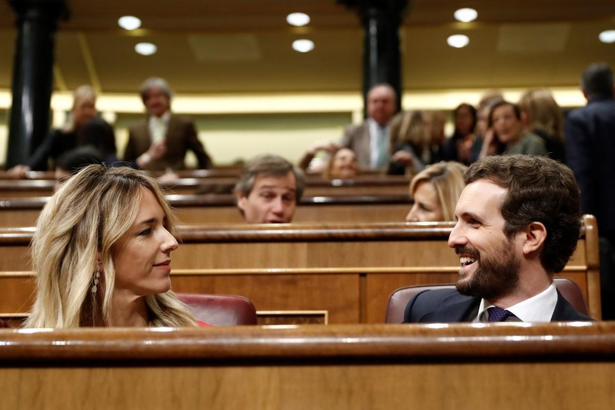 GRAF6756. MADRID, 26/02/2020.- El líder del PP, Pablo Casado, y la portavoz parlamentaria del partido, Cayetana Álvarez de Toledo, durante la sesión de control al Gobierno que se celebra este miércoles en el Congreso. EFE/ Mariscal