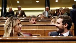 GRAF6756. MADRID, 26/02/2020.- El líder del PP, Pablo Casado, y la portavoz parlamentaria del partido, Cayetana Álvarez de Toledo, durante la sesión de control al Gobierno que se celebra este miércoles en el Congreso. EFE/ Mariscal
