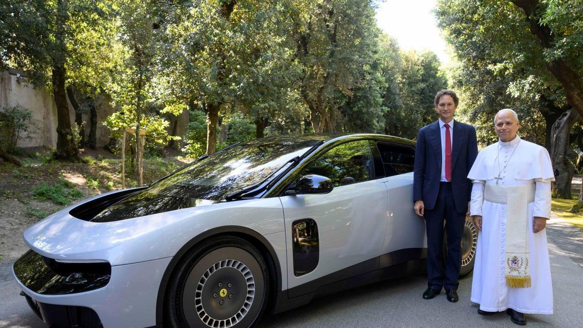 Ferrari presenta su nuevo Luce, el primer 100% eléctrico del 'cavallino' que está sembrando polémica, al papa León XIV