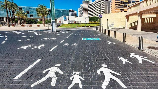 La nueva señalización horizontal pintada en el suelo por el Ayuntamiento de Benidorm en uno de los cruces catalogado como travesía, a escasos metros del Consistorio.