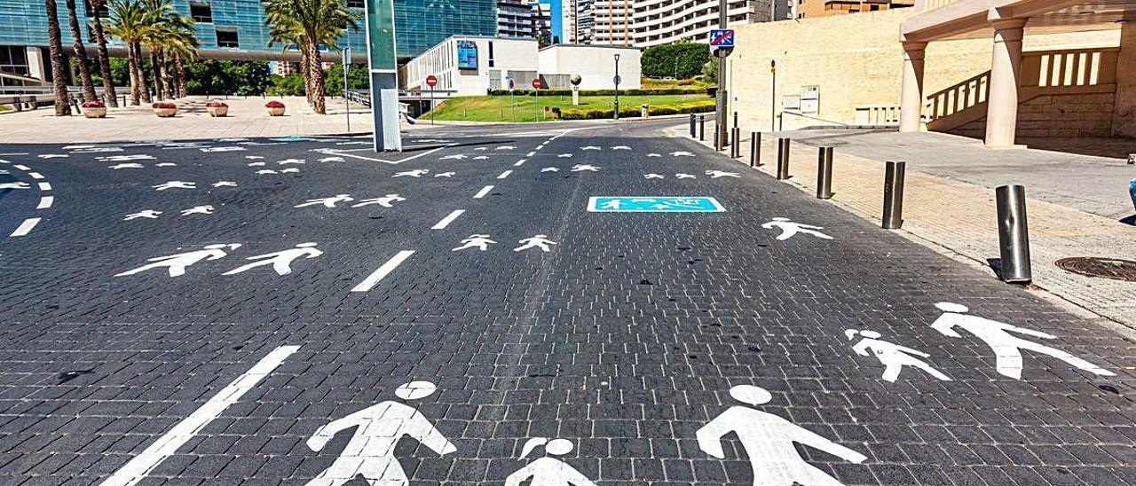 La nueva señalización horizontal pintada en el suelo por el Ayuntamiento de Benidorm en uno de los cruces catalogado como travesía, a escasos metros del Consistorio.