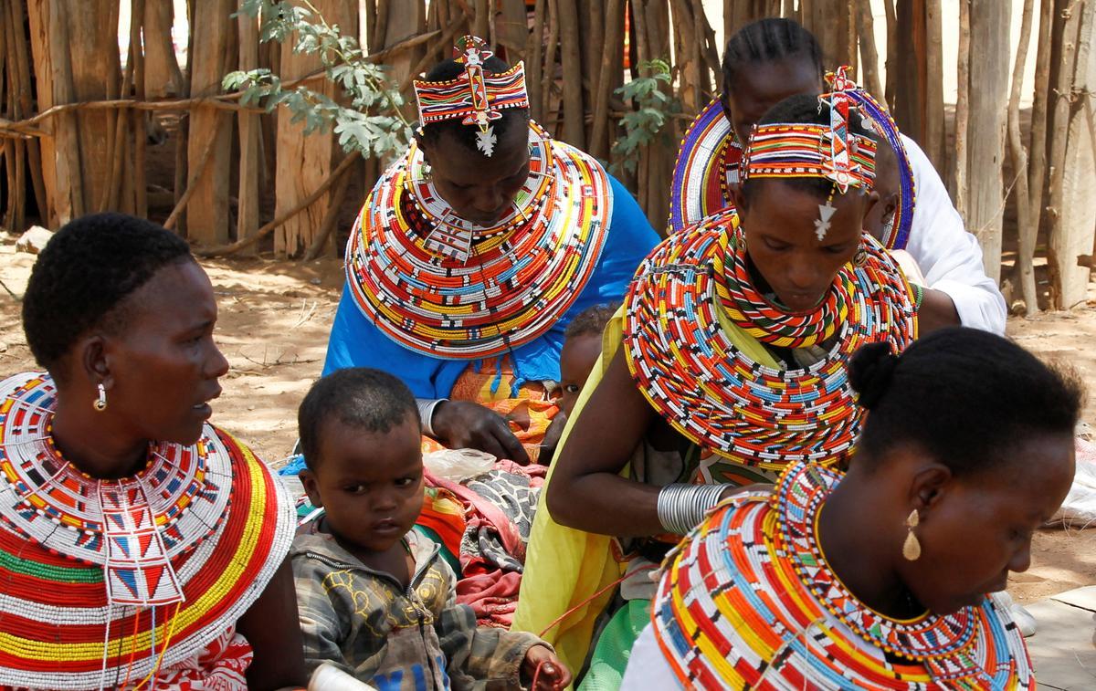 Las mujeres de la tribu Samburu que escaparon de la mutilación genital femenina y otros tipos de violencia de género hacen adornos tradicionales en la aldea de Umoja donde los hombres están restringidos, en Kenia