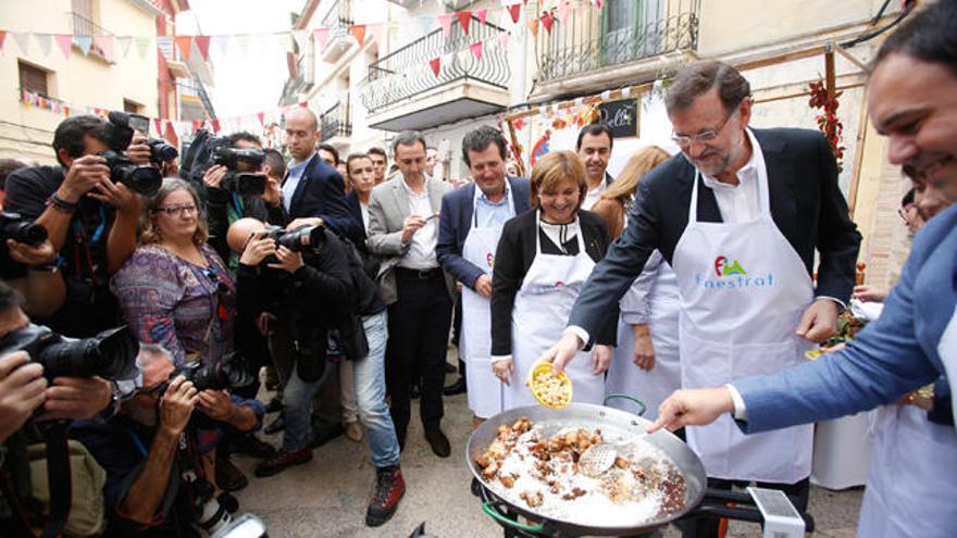 Rajoy ayudando a hacer la paella en Finestrat