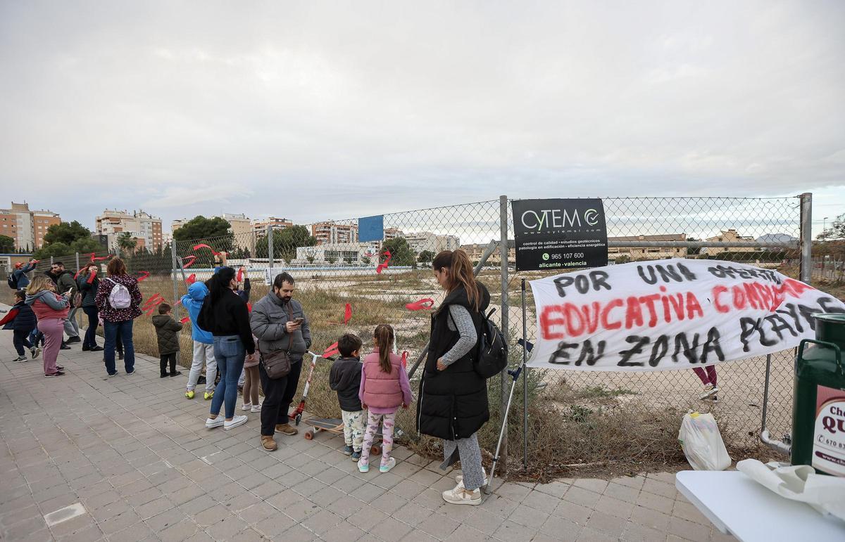 Chocolatada reivindicativa por el nuevo colegio La Almadraba de Alicante