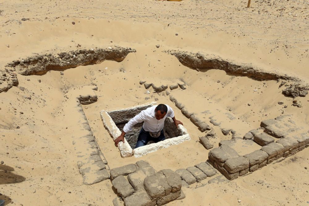 Un equipo de arqueólogos de la Universidad de El Cairo ha descubierto una cámara funeraria que contiene 17 momias y varios sarcófagos del Periodo Tardío (del s. VII al IV a.C.) en la provincia de Minia, en el valle del Nilo.