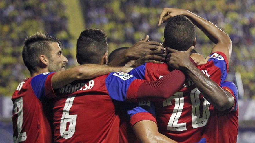 Los jugadores del Levante celebran el gol