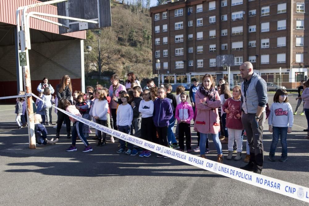 Simulacro de incendio en el colegio público Rey Aurelio, en Sotrondio