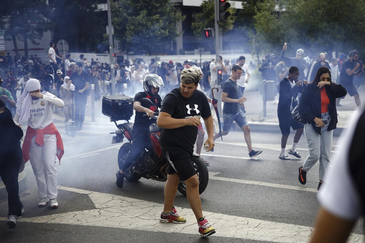 Mounia, la madre de Nahel encabeza una marcha blanca en Nanterre. La familia del joven fallecido ha convocado una marcha blanca en su memoria.