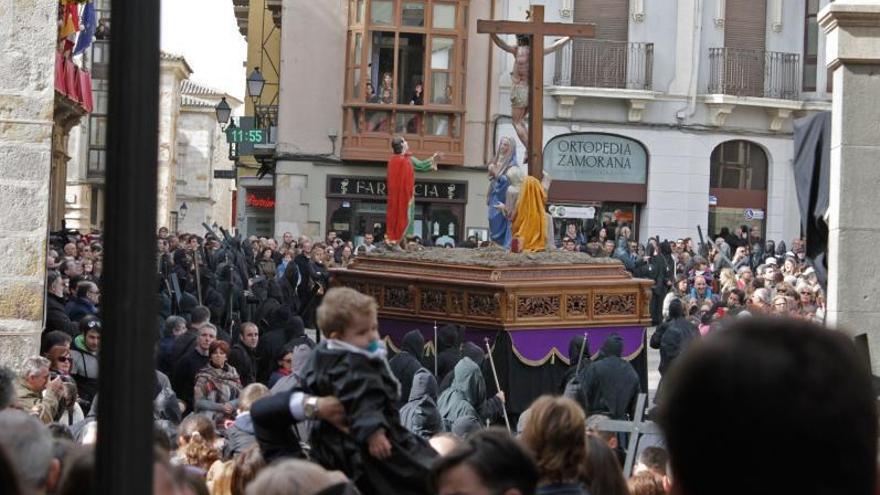 Los cargadores de La Agonía, los que más peso soportan (per cápita) de la Semana Santa de Zamora.