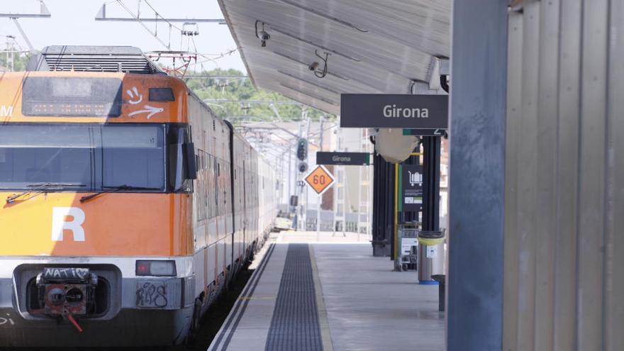 Un tren aturat a l&#039;estació de Girona, foto d&#039;arxiu