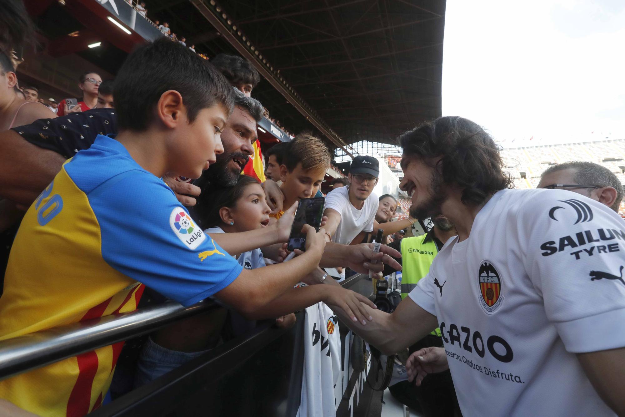 'Cavanimanía': Locura de la afición para dar la bienvenida a los fichajes del Valencia