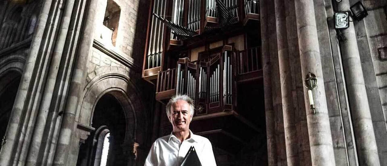 Heinrich Walther, ante el órgano de la basílica de Covadonga, ayer. c. corte