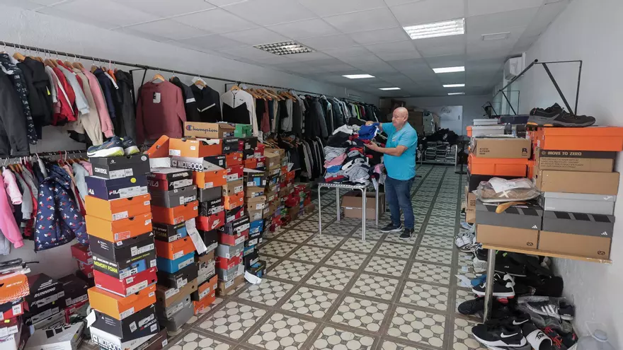 La Asociación La Prosperidad de San Gabriel pone en marcha un ropero solidario
