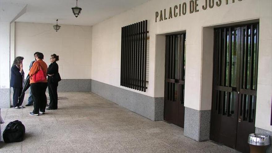 Detenida una mujer de Torrejoncillo por falsear la identidad de una vecina