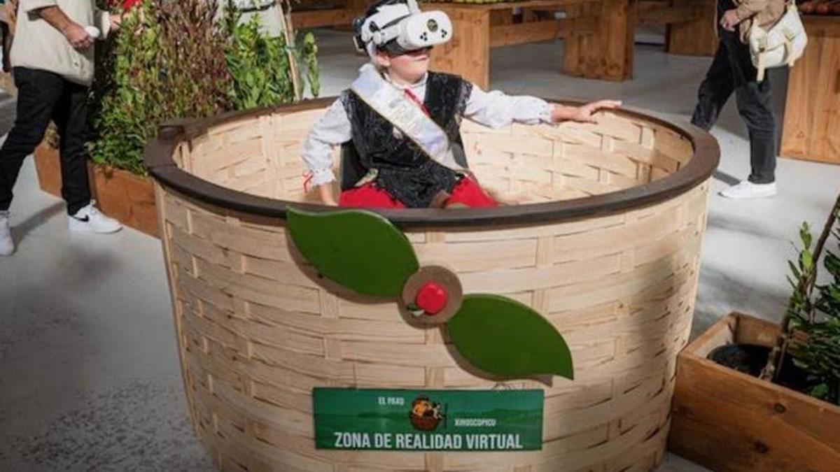 Una niña disfruta del contenido de realidad virtual en la pasada edición del Festival de la Manzana