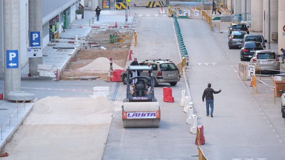 Parking exprés gratis para esperar a los pasajeros en el aeropuerto de  Alicante-Elche