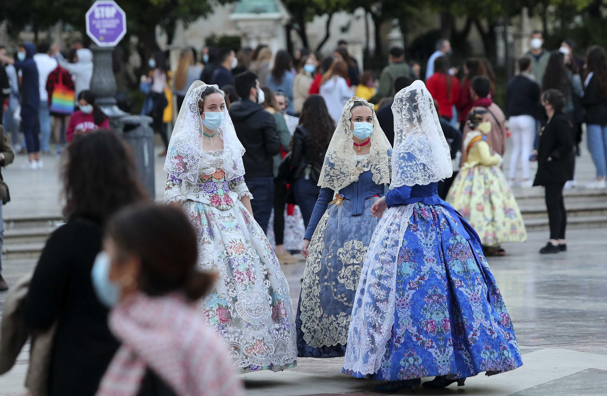 Flores de los falleros a la Virgen en el primer día de la "no ofrenda"