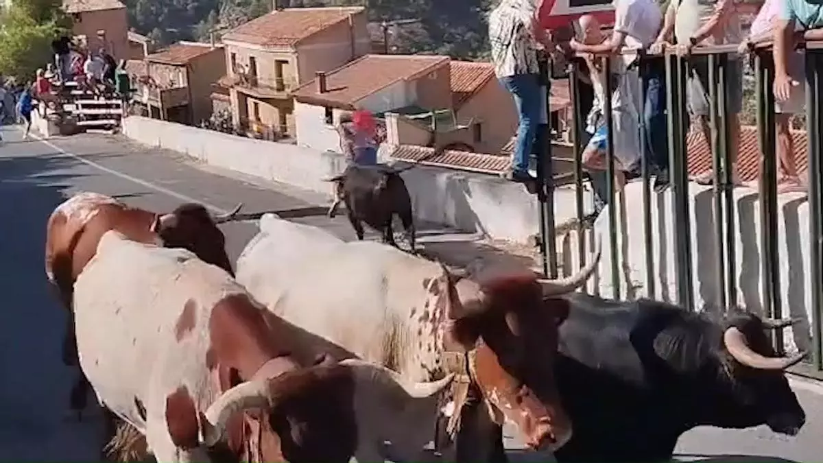 Video | Espeluznantes imágenes de la cogida que ha costado la vida a una mujer en unos encierros taurinos