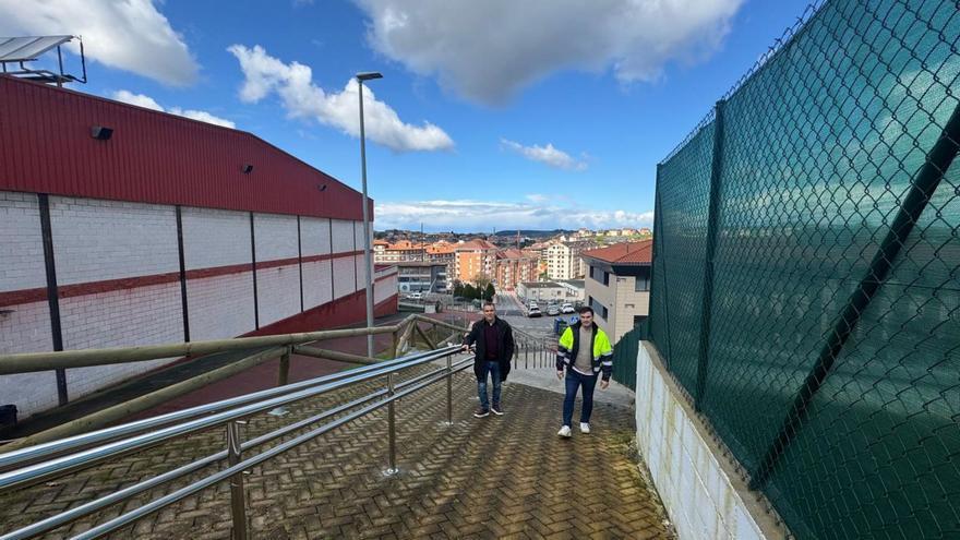 Iván Fernández y Jorge Suárez, junto a las nuevas barandillas del parque acuático de Corvera. |