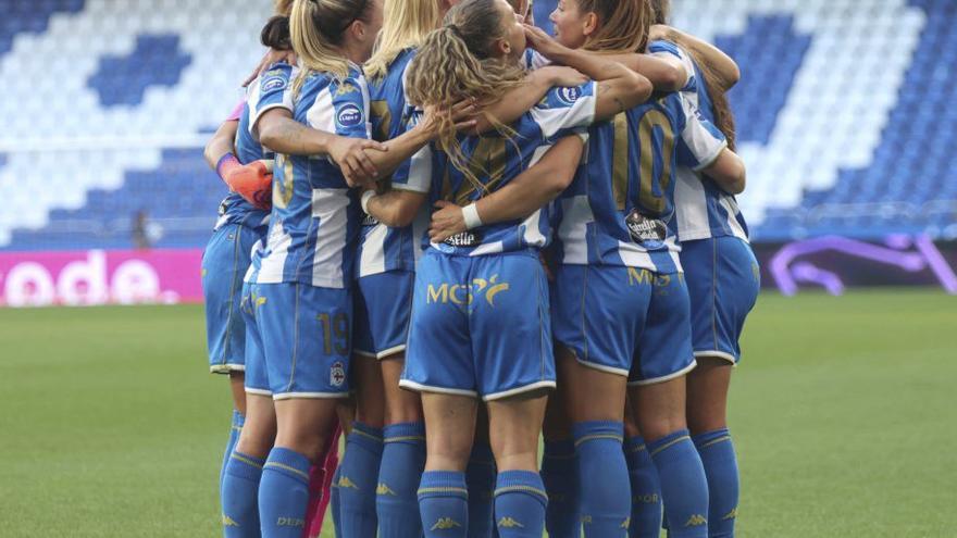 Las jugadoras del Dépor Abanca se abrazan en Riazor. |  Iago López