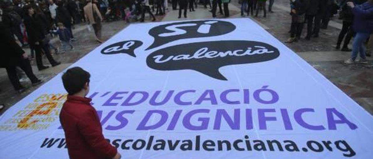 Un niño contempla una pancarta en defensa de la enseñanza del valenciano, antes de una manifestación celebrada en 2017.