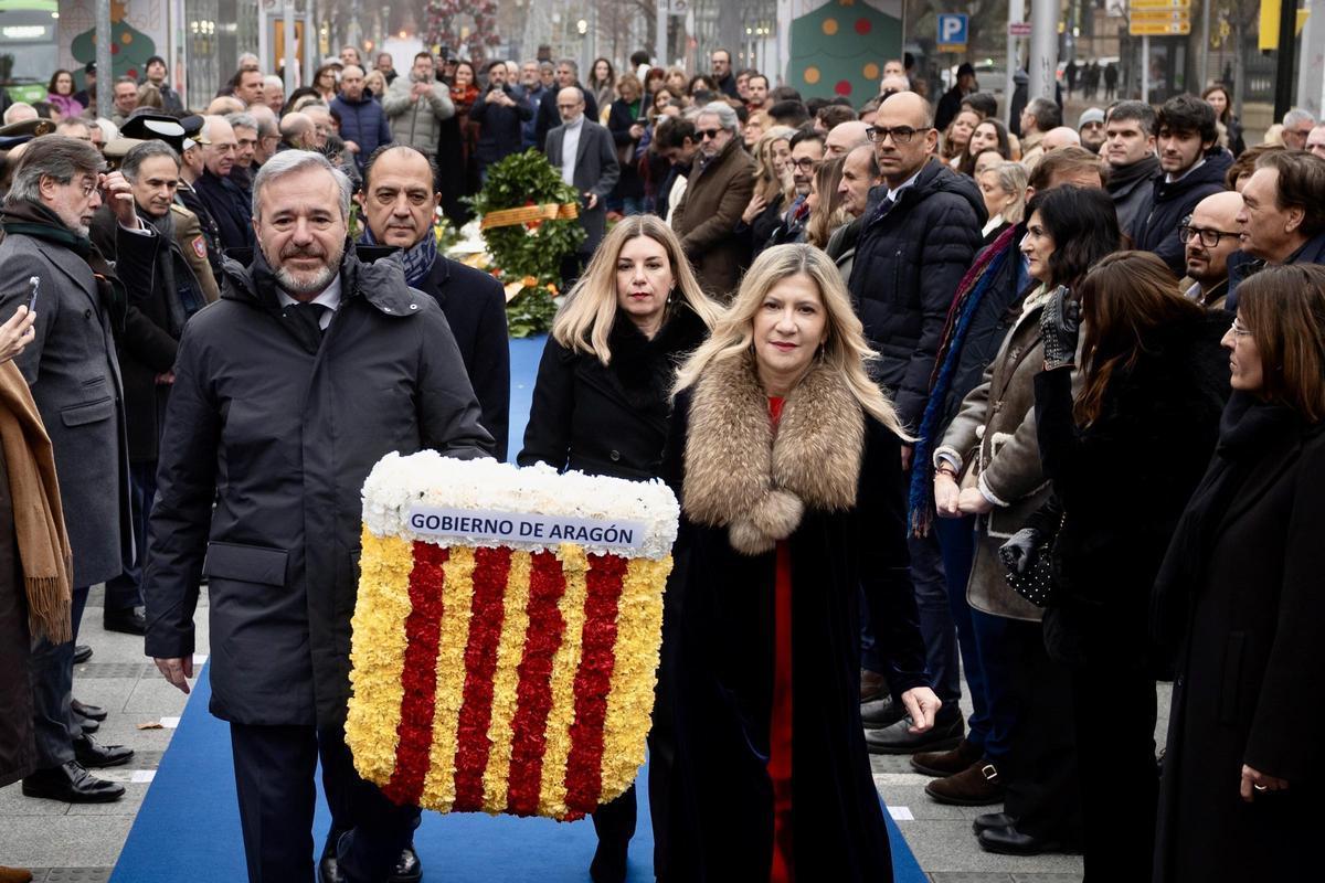 El presidente de Aragón, Jorge Azcón, y la vicepresidenta, Mar Vaquero, en la ofrenda floral al mounmento de Juan de Lanuza en Zaragoza.