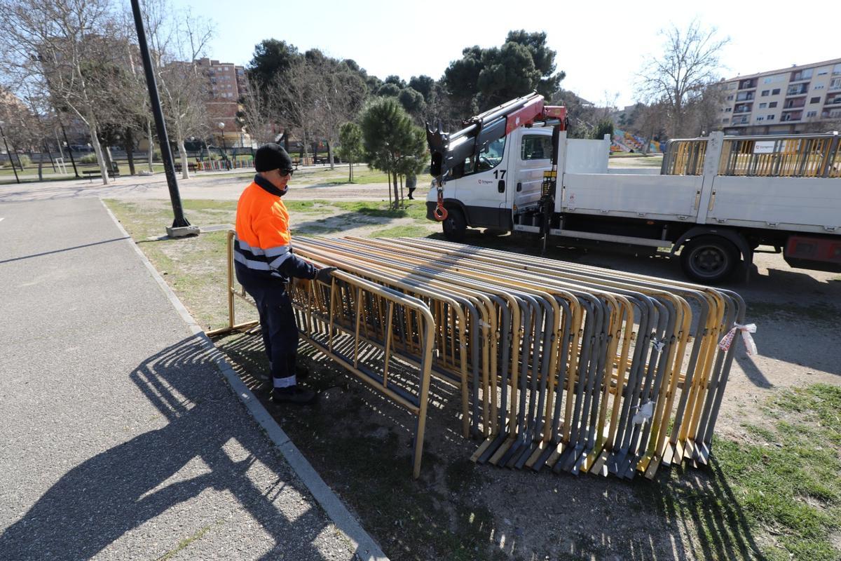 Un operario recoge unas vallas en el entorno del parque del Tío Jorge, en Zaragoza.