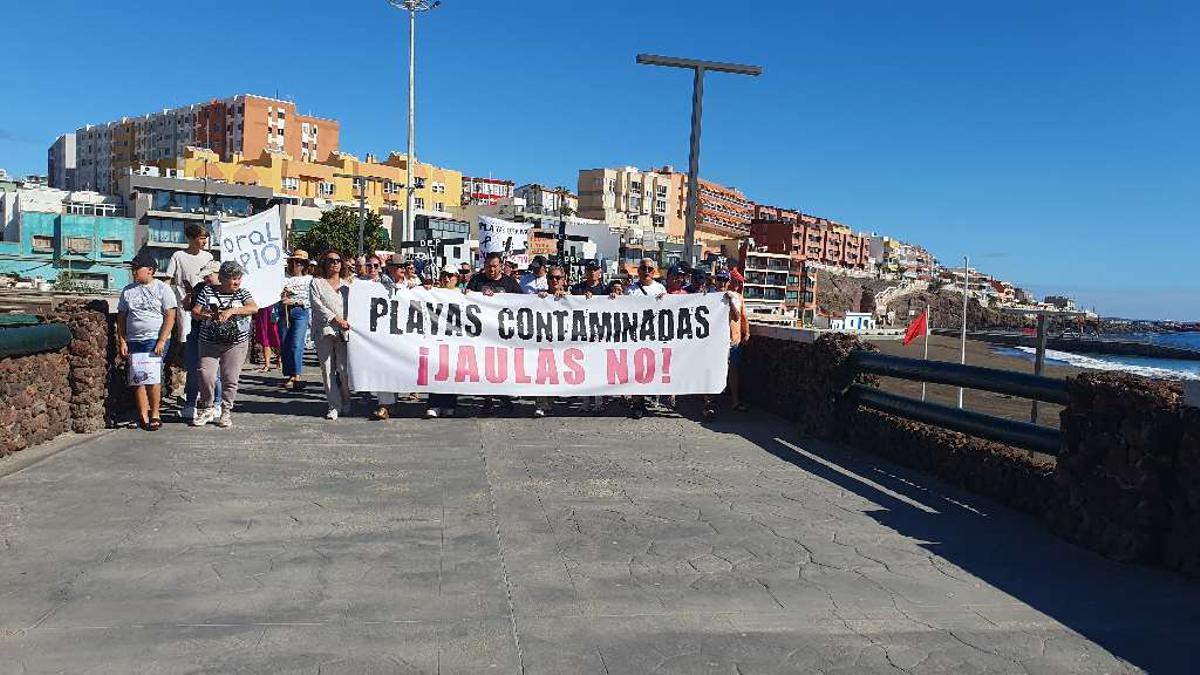 Mnifestación contra las playas contaminadas, en Melenara.