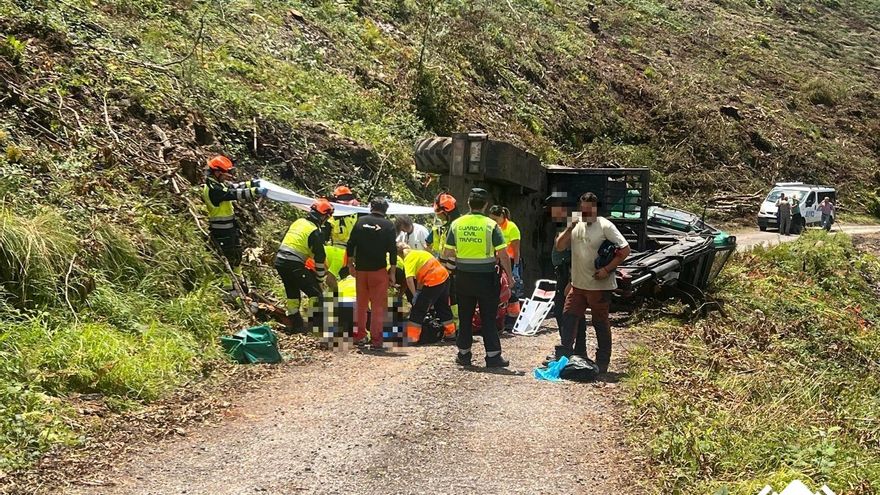 Evacúan en helicóptero al HUCA a un trabajador forestal al volcar un autocargador en un monte de Valdés