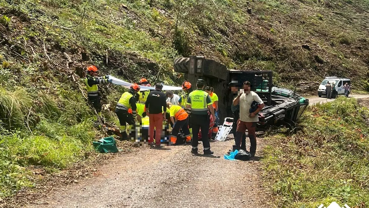 Evacúan en helicóptero al HUCA a un trabajador forestal al volcar un autocargador en un monte de Valdés