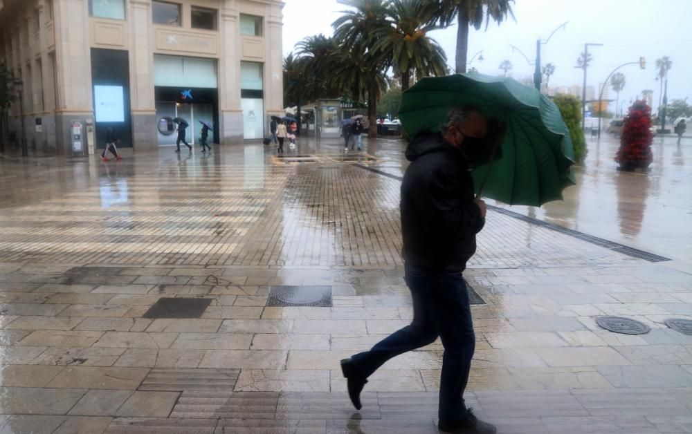 Lluvia y temporal en el mar en Málaga con la llegada de la borrasca Filomena.