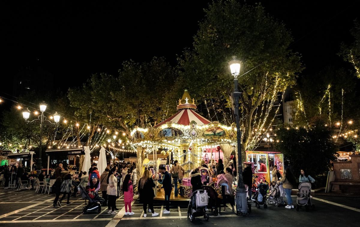 La gente abarrota el paseo de San Francisco con los niños.