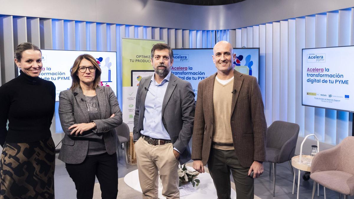 La periodista Silvia Tomás junto a Yolanda Fuster, Javier Falcó y Vicente Ruiz en las instalaciones de Levante TV.