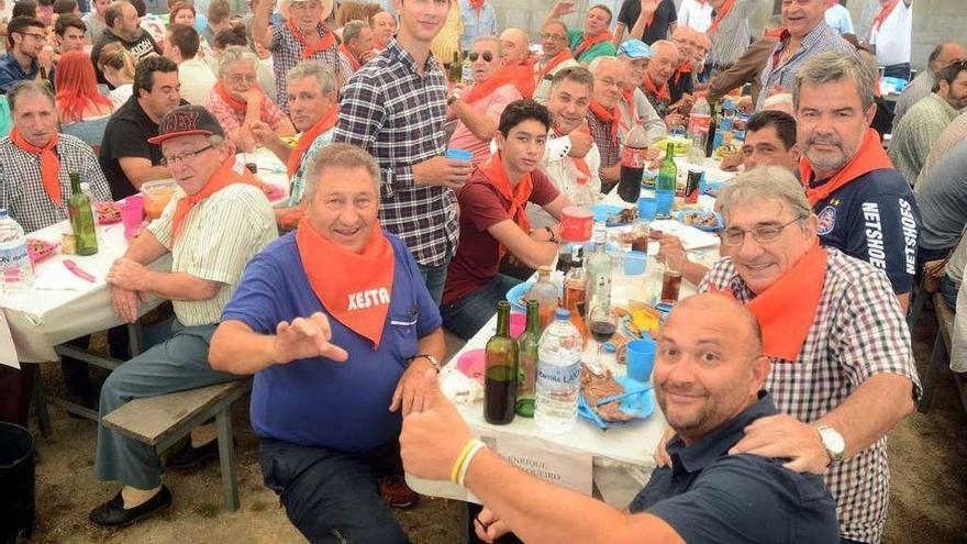 Participantes en la fiesta gastronómica, un clásico en el calendario de agosto. // Rafa Vázquez