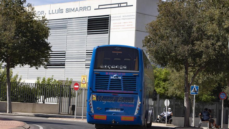 Quejas por el descontrol con los alumnos que tienen que esperar una hora el bus en Xàtiva