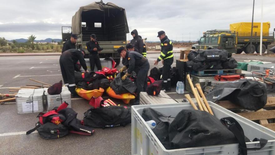 La UME traslada 80 personas rescatadas por las lluvias de Los Alcázares a San Javier