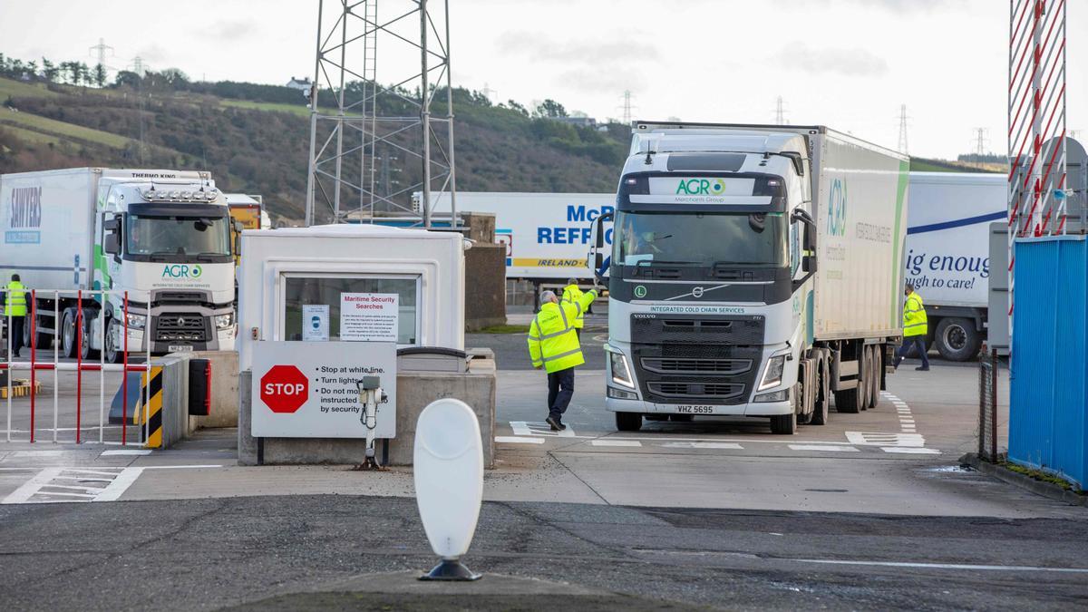 Control de un camión escocés en el puerto de Larne, en Irlanda del Norte, donde se encuentra la aduana para los bienes que van a la Unión Europea.