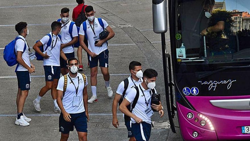 Jugadores del Fuenlabrada, al bajar del bus.