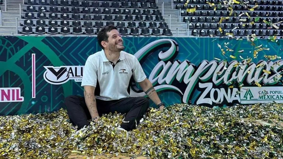 José Antonio Santaella, tras ganar la Liga Femenina Mexicana.