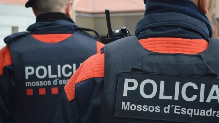 Llancen líquid inflamable i provoquen un incendi a l’entrada d’un edifici de Figueres