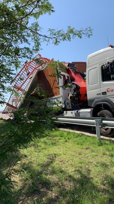 Un camión derriba la pasarela peatonal del Saler