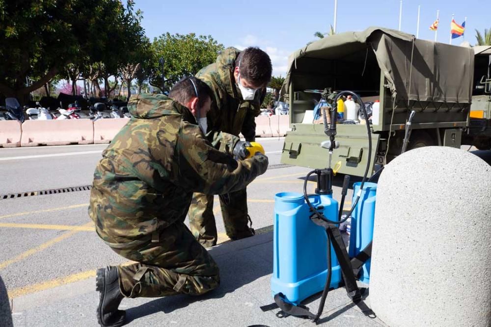 Los militares limpian y desinfectan el aeropuerto de Ibiza